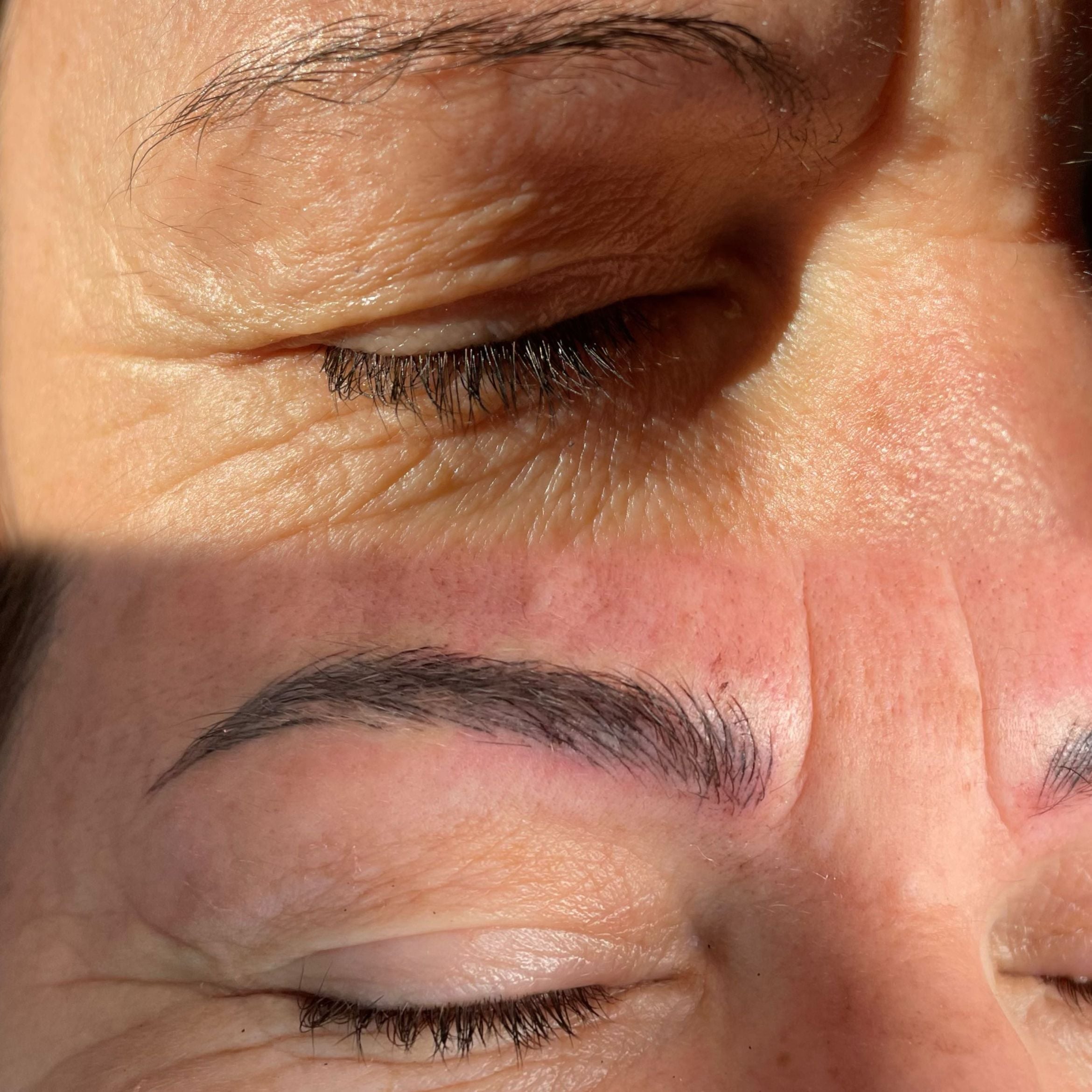 Efekt zabiegu makijażu permanentnego brwi metodą włosa (microblading) w Faktorii Piękna Kęty